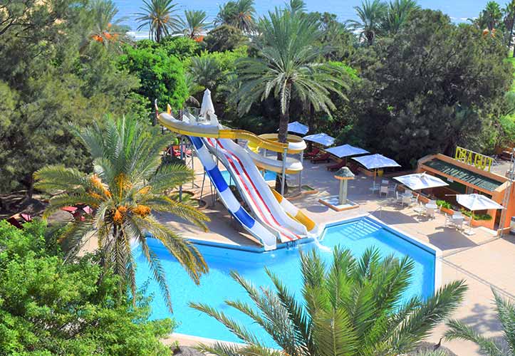 piscine-exterieur-toboggan